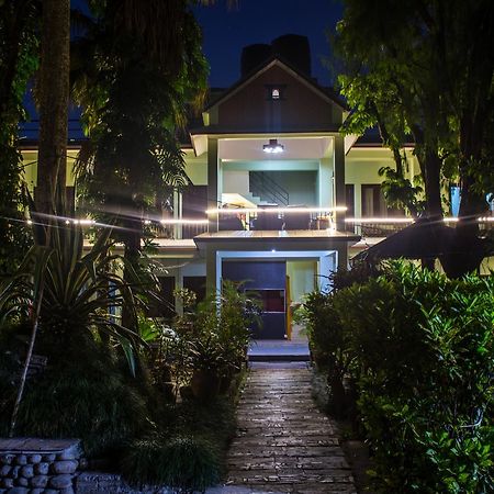 Yeti Guest House Покхара Экстерьер фото
