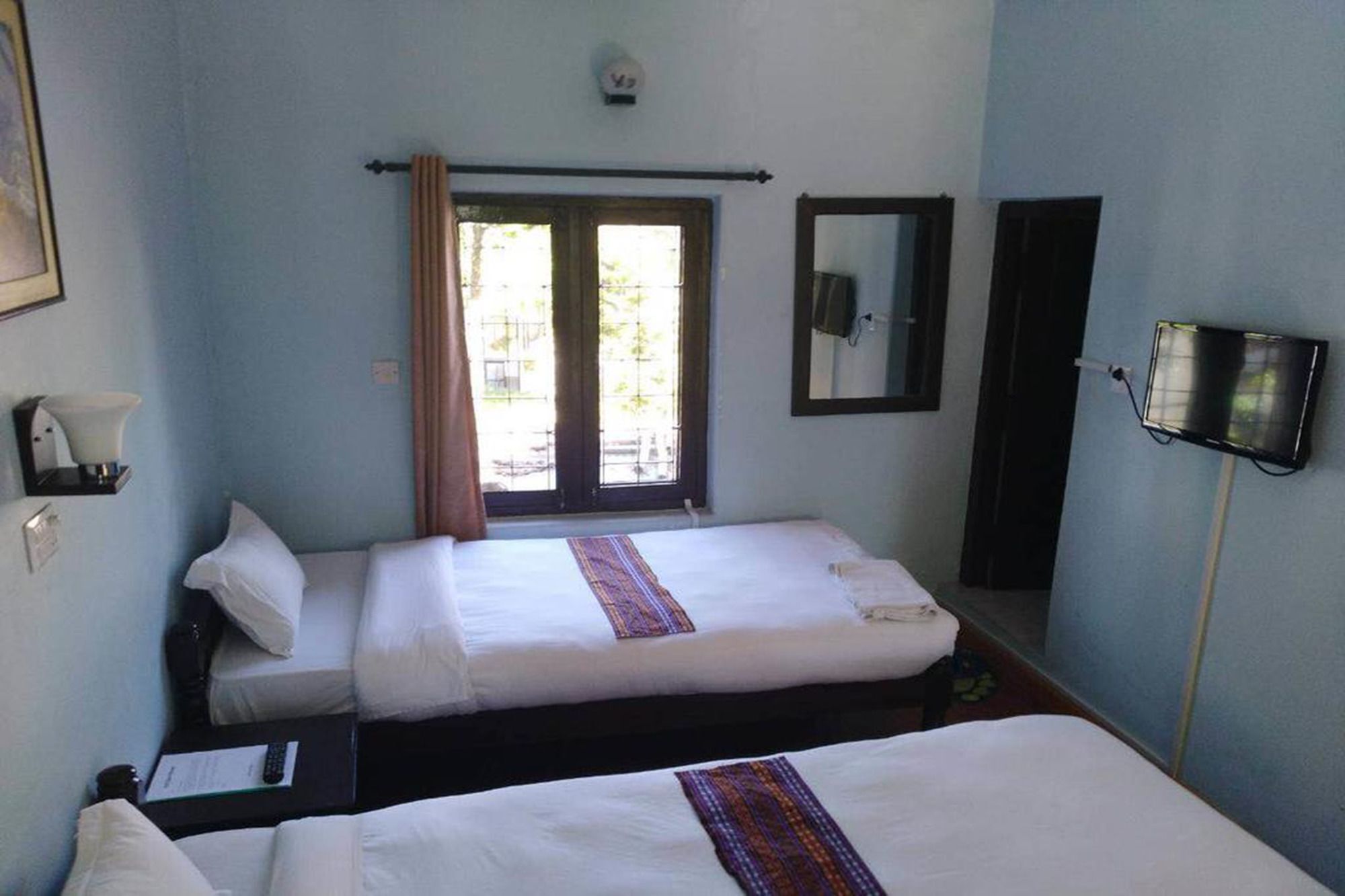 Yeti Guest House Покхара Экстерьер фото